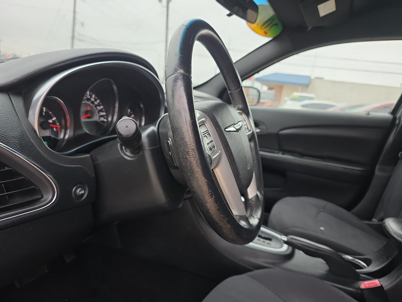 Chrysler 200 4dr Sdn Touring 2013