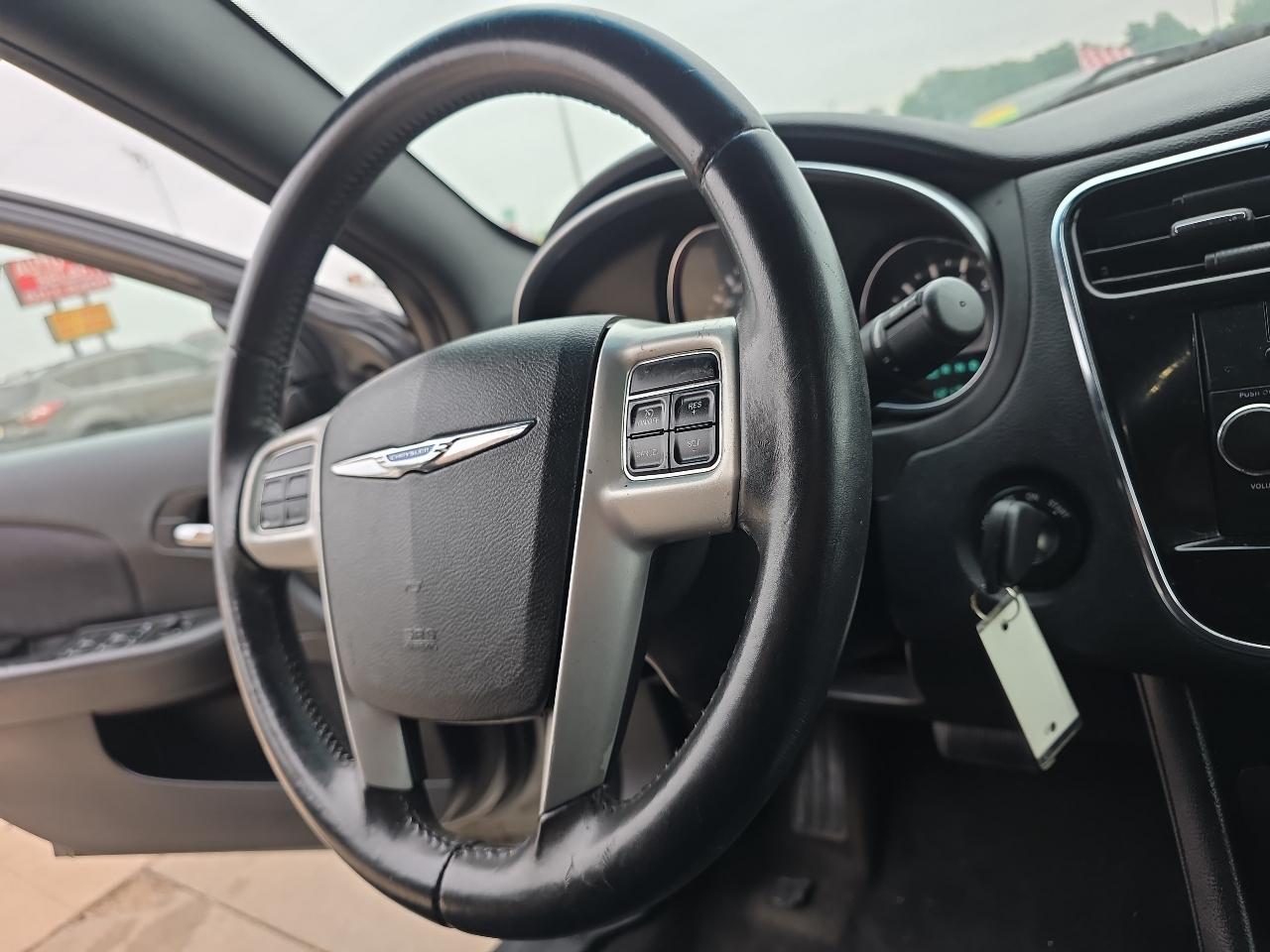 Chrysler 200 4dr Sdn Touring 2013