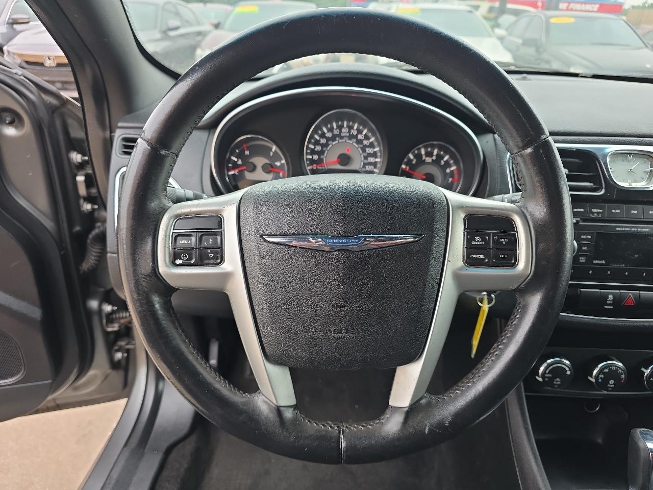 Chrysler 200 4dr Sdn Touring 2013