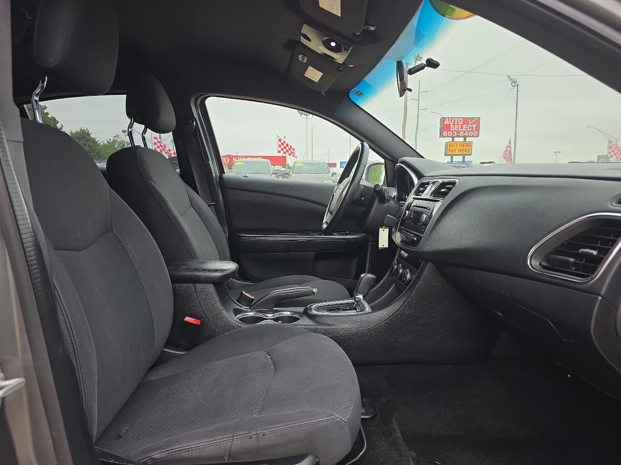 Chrysler 200 4dr Sdn Touring 2013