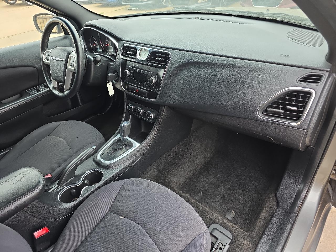 Chrysler 200 4dr Sdn Touring 2013