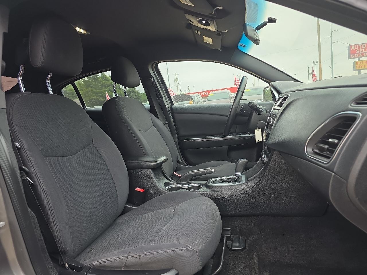 Chrysler 200 4dr Sdn Touring 2013