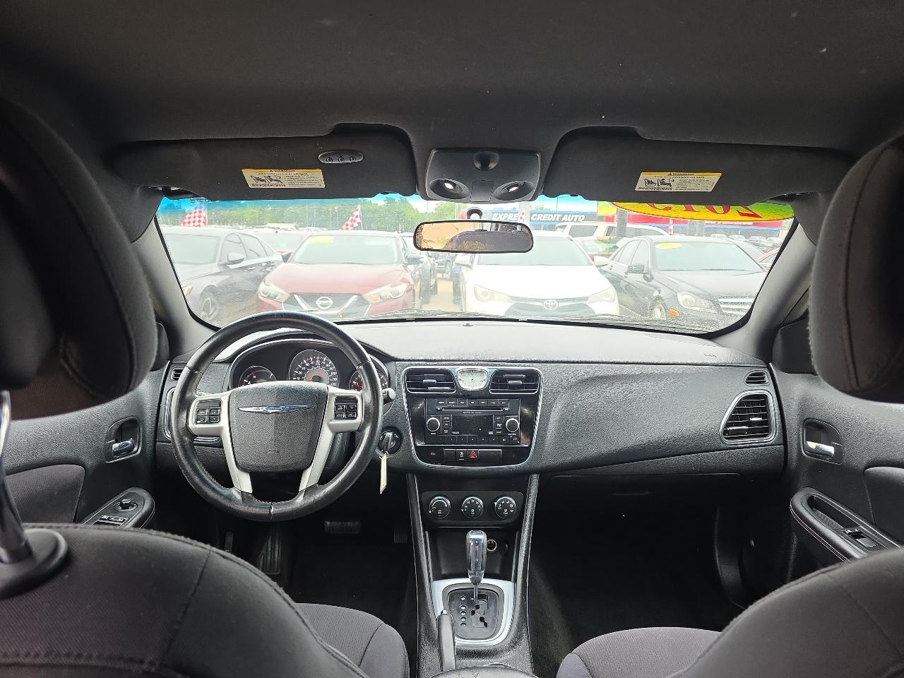 Chrysler 200 4dr Sdn Touring 2013