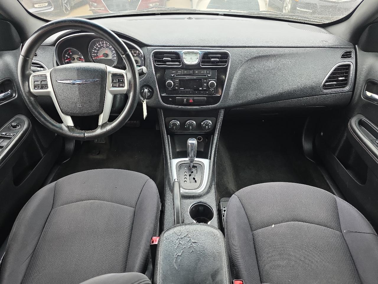 Chrysler 200 4dr Sdn Touring 2013