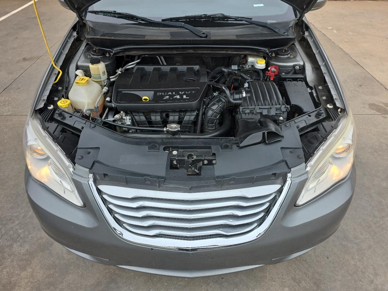 Chrysler 200 4dr Sdn Touring 2013