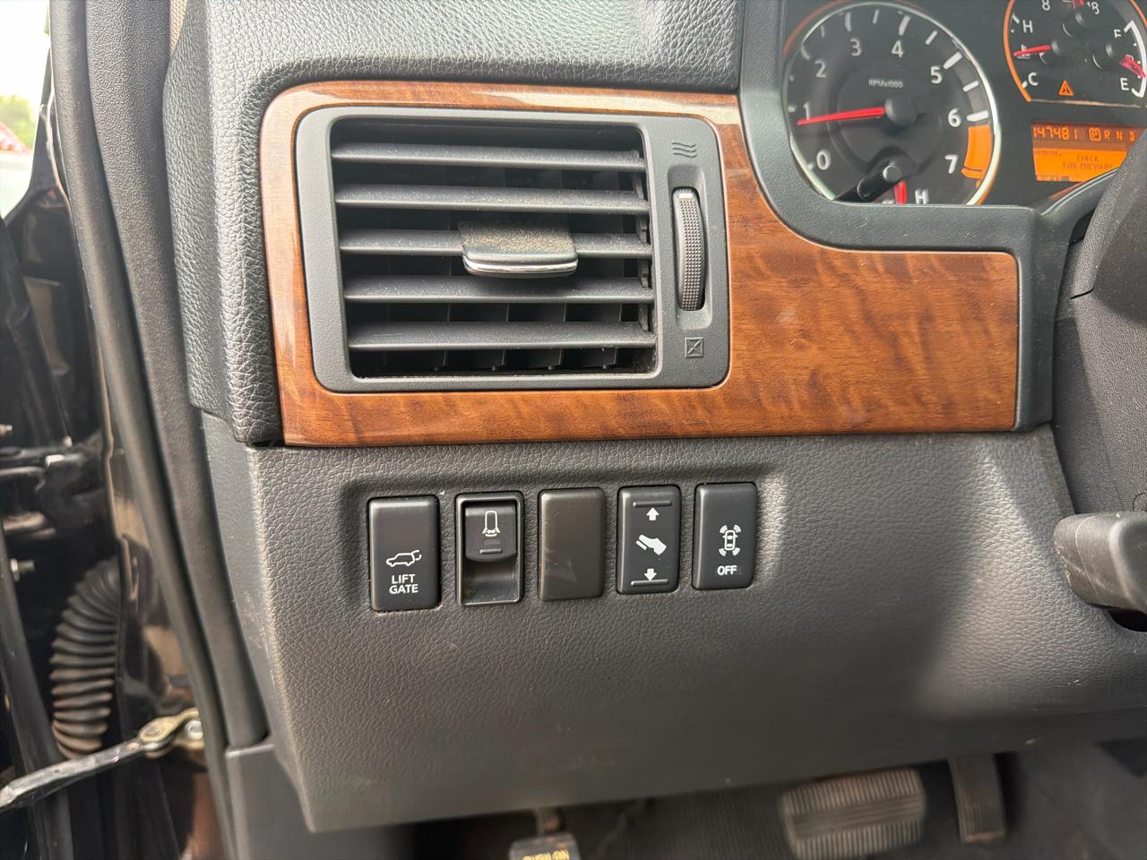 Nissan Armada 4WD 4dr Platinum 2011