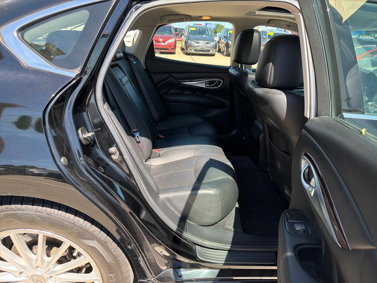 Infiniti M37 4dr Sdn RWD 2011