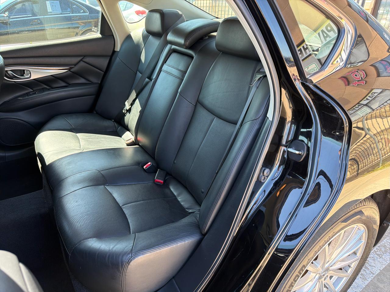 Infiniti M37 4dr Sdn RWD 2011
