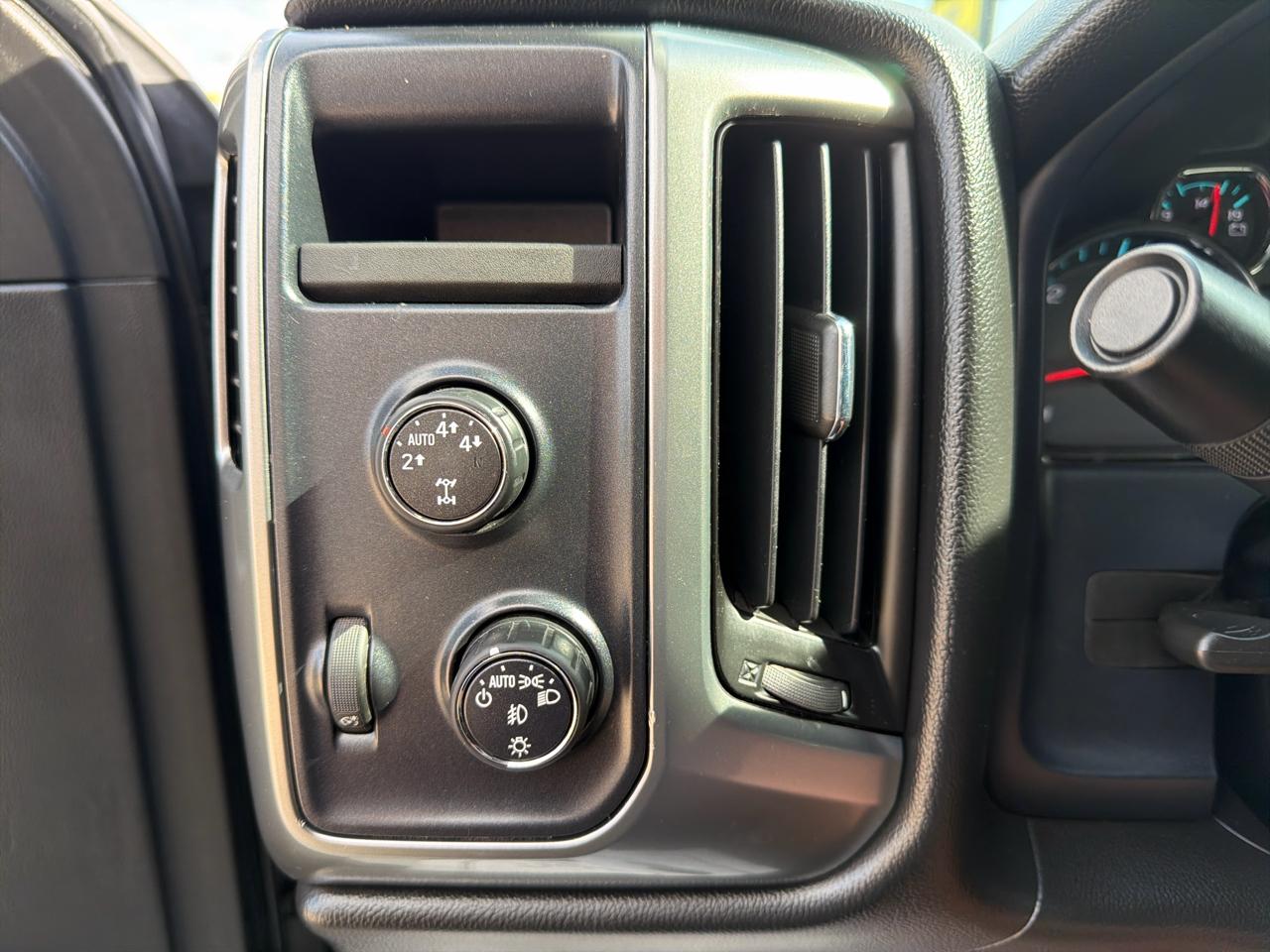 Chevrolet Silverado 1500 4WD Crew Cab 143.5" LT w/2LT 2015