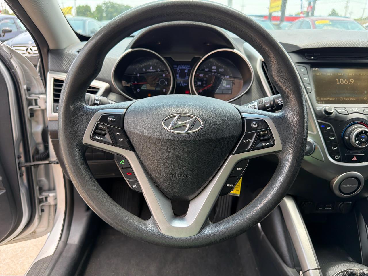 Hyundai Veloster 3dr Cpe Man w/Black Int 2012
