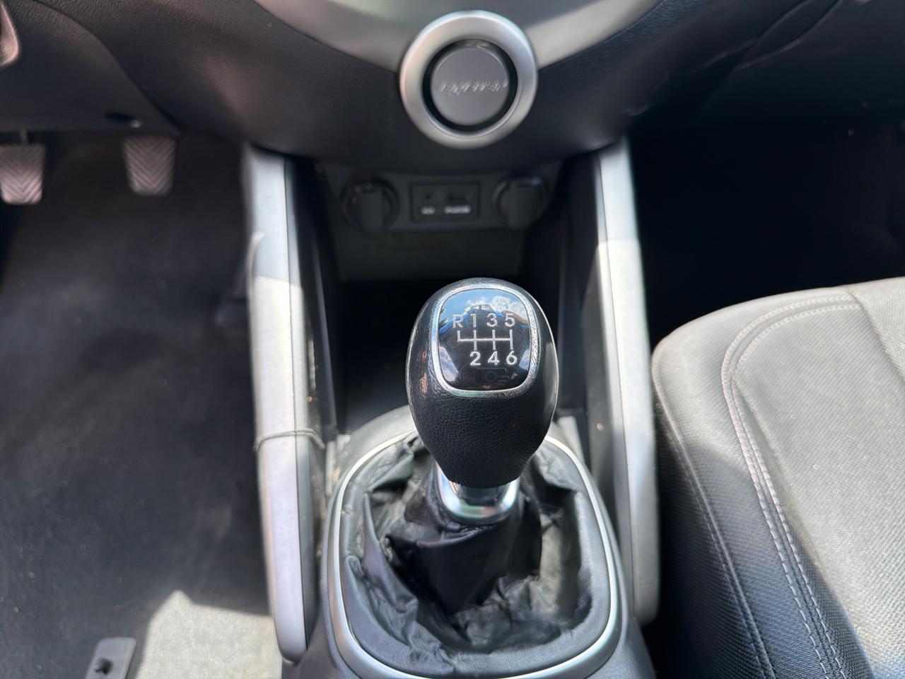 Hyundai Veloster 3dr Cpe Man w/Black Int 2012