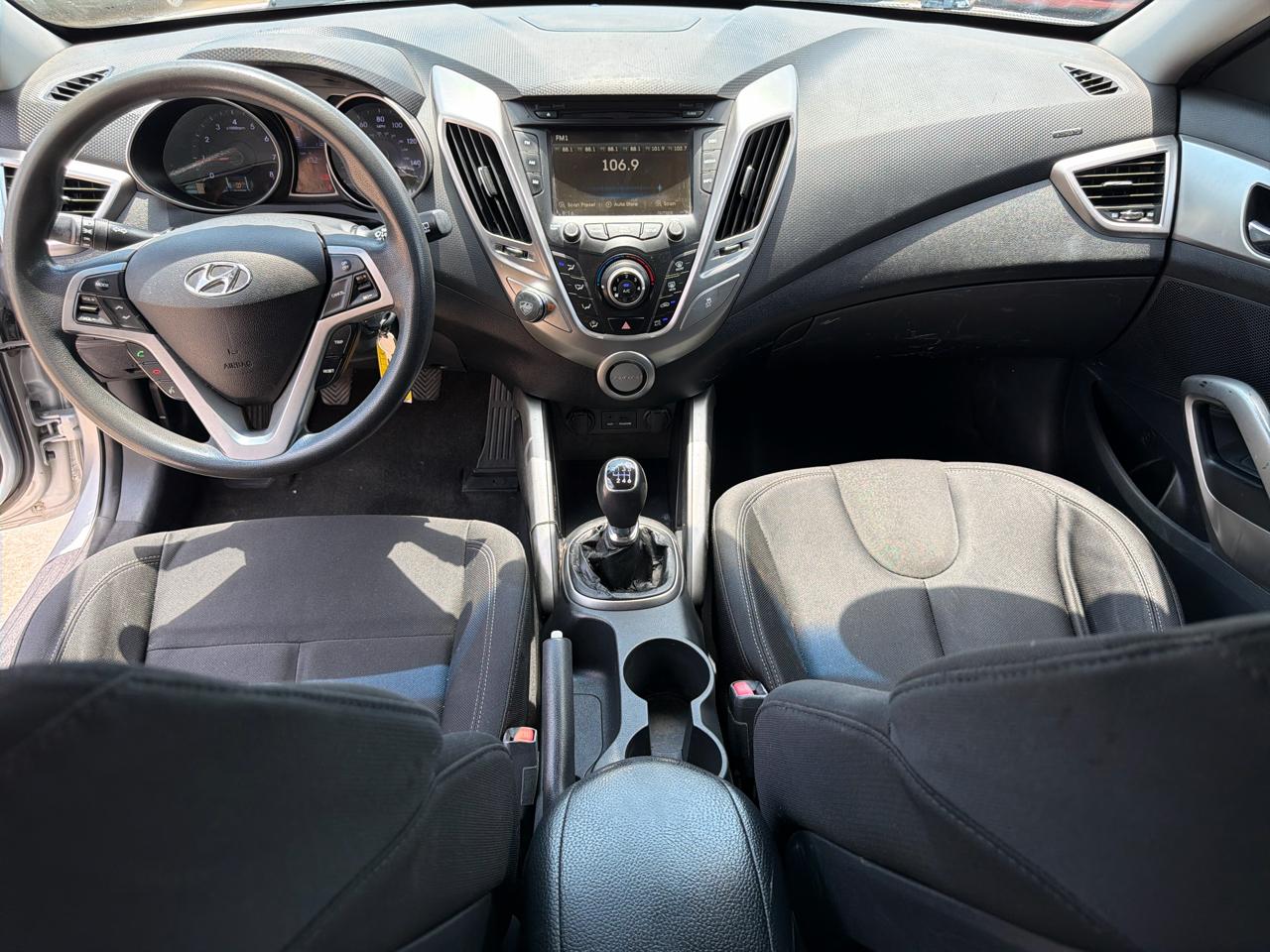 Hyundai Veloster 3dr Cpe Man w/Black Int 2012