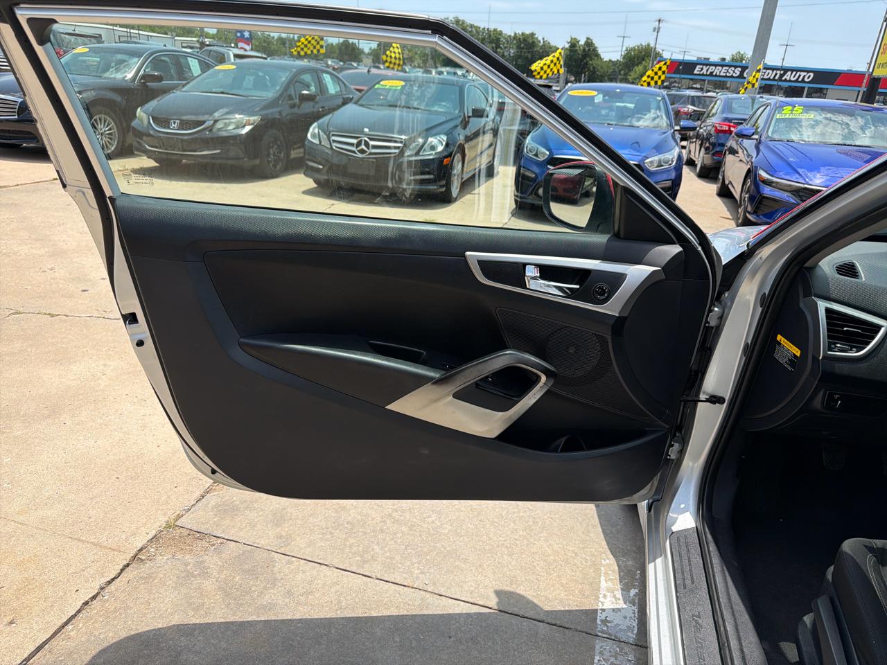 Hyundai Veloster 3dr Cpe Man w/Black Int 2012