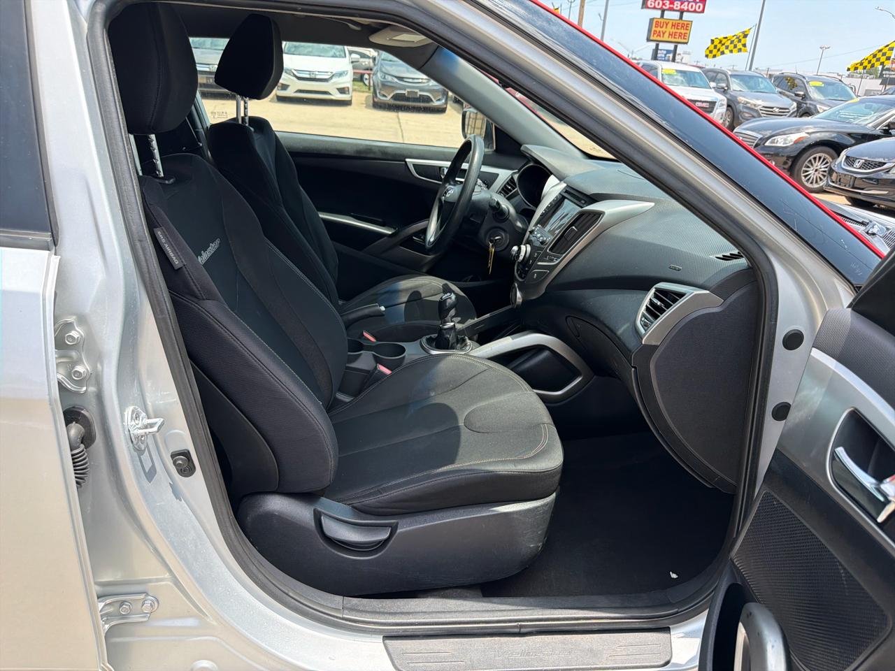 Hyundai Veloster 3dr Cpe Man w/Black Int 2012