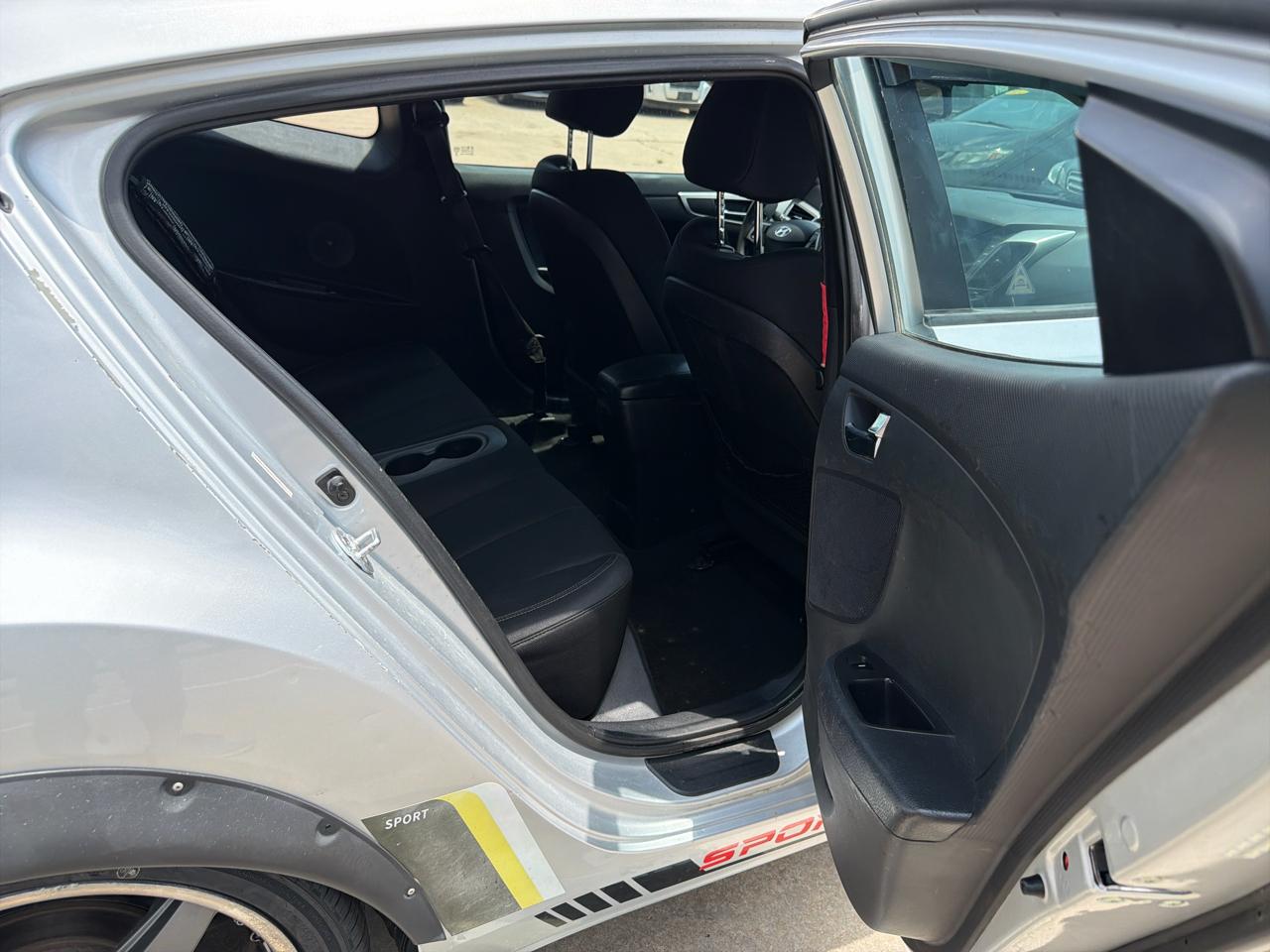 Hyundai Veloster 3dr Cpe Man w/Black Int 2012