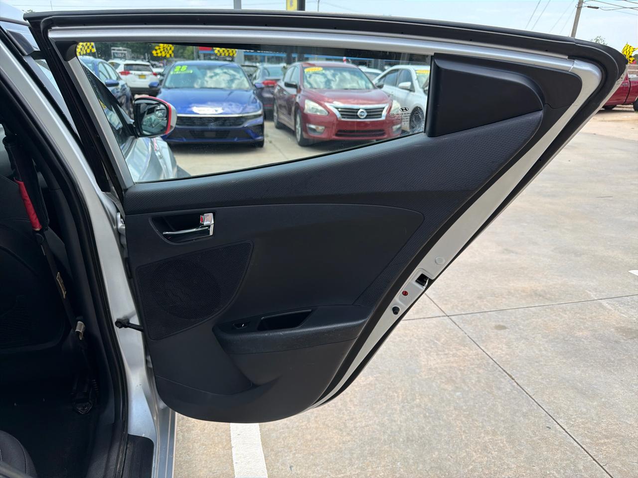 Hyundai Veloster 3dr Cpe Man w/Black Int 2012