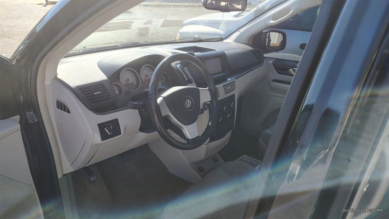 Volkswagen Routan  2009