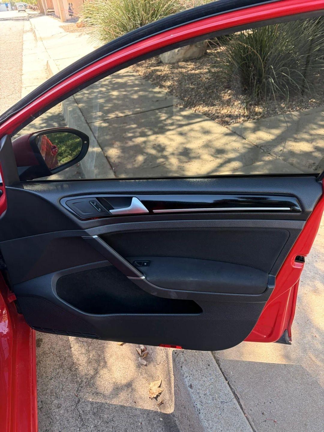 Volkswagen Golf GTI S 6A 4-Door 2017