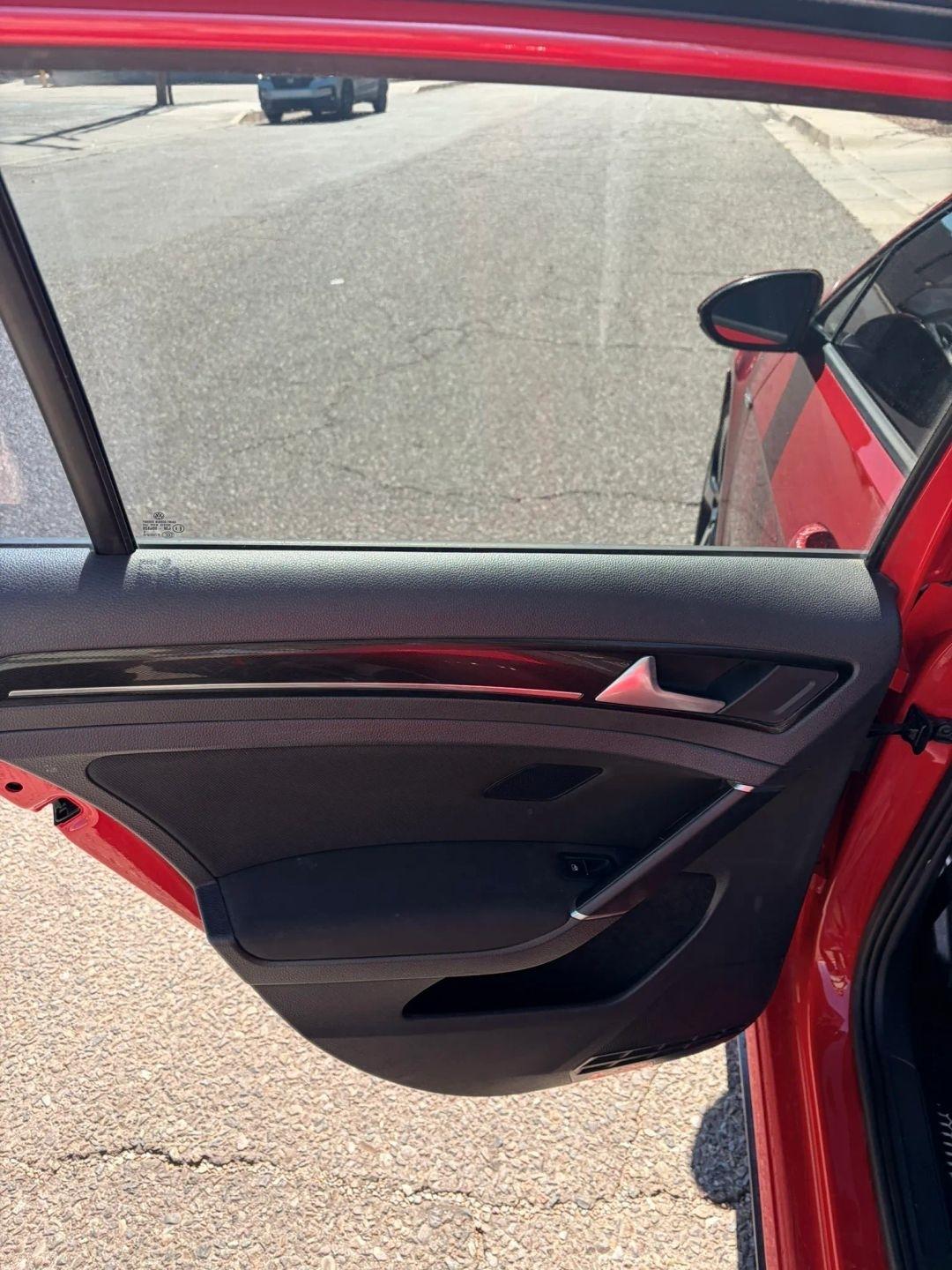 Volkswagen Golf GTI S 6A 4-Door 2017