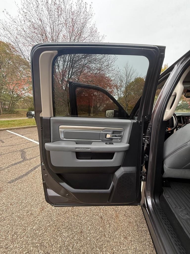 RAM 1500 SLT Crew Cab SWB 4WD 2016