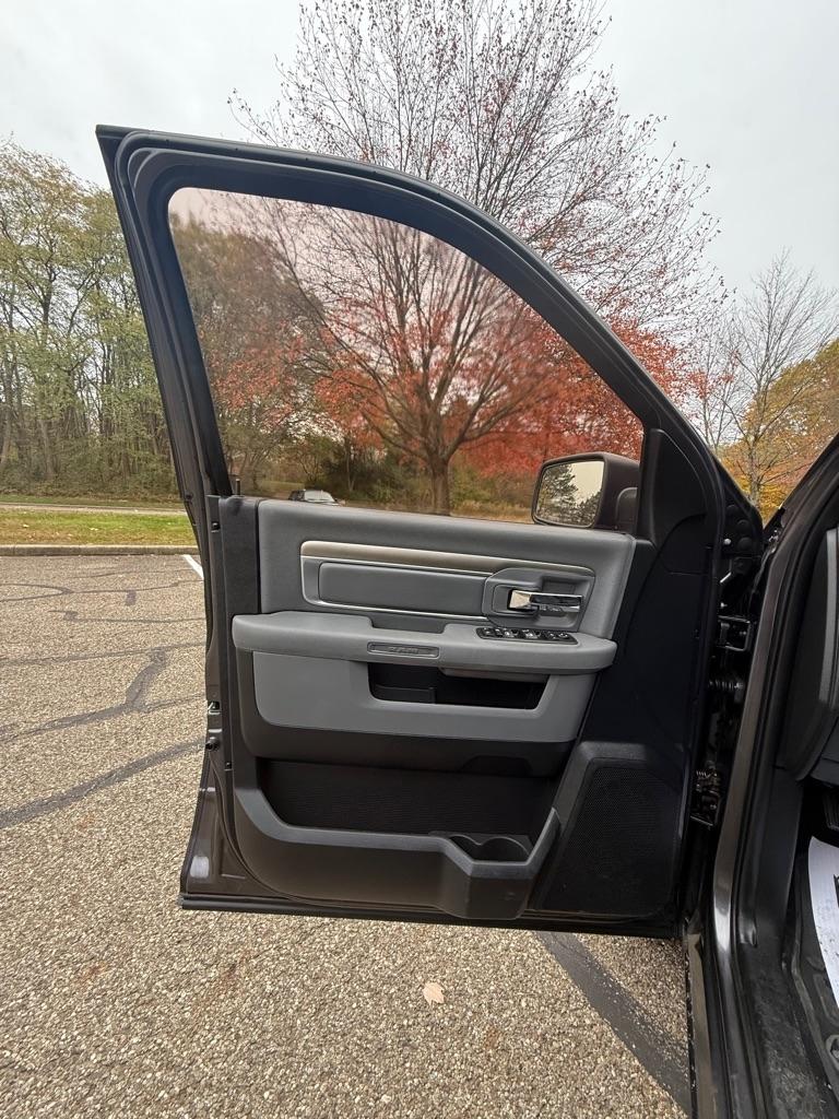 RAM 1500 SLT Crew Cab SWB 4WD 2016