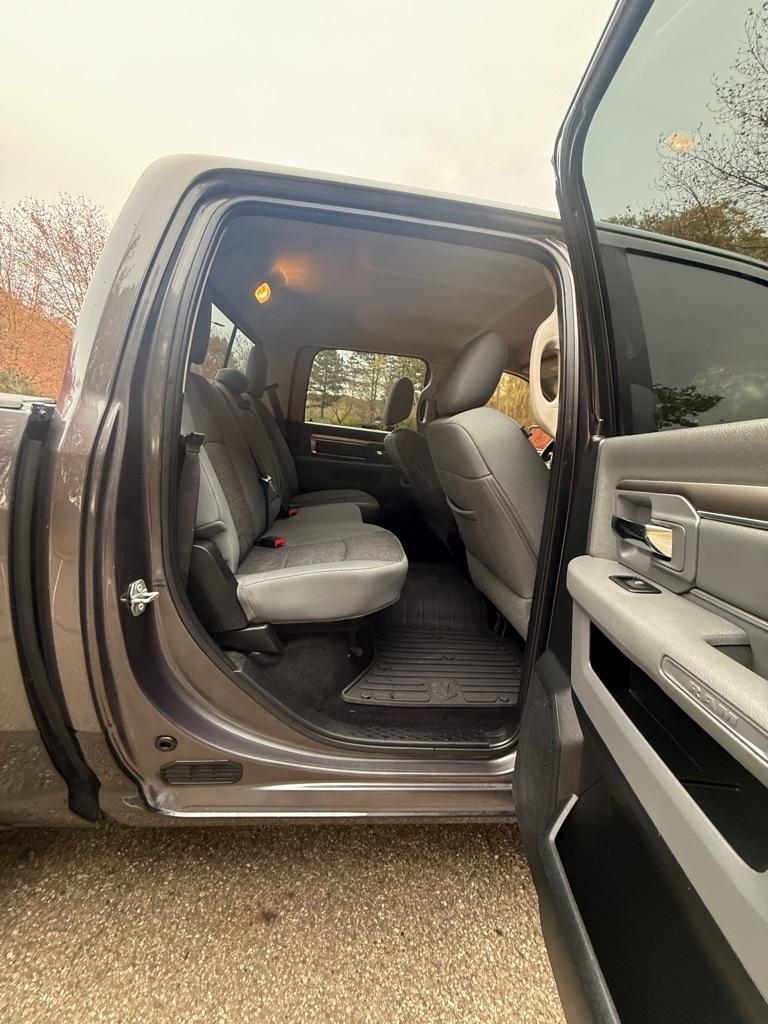 RAM 1500 SLT Crew Cab SWB 4WD 2016