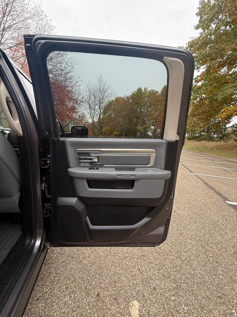 RAM 1500 SLT Crew Cab SWB 4WD 2016
