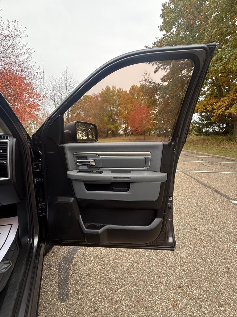 RAM 1500 SLT Crew Cab SWB 4WD 2016