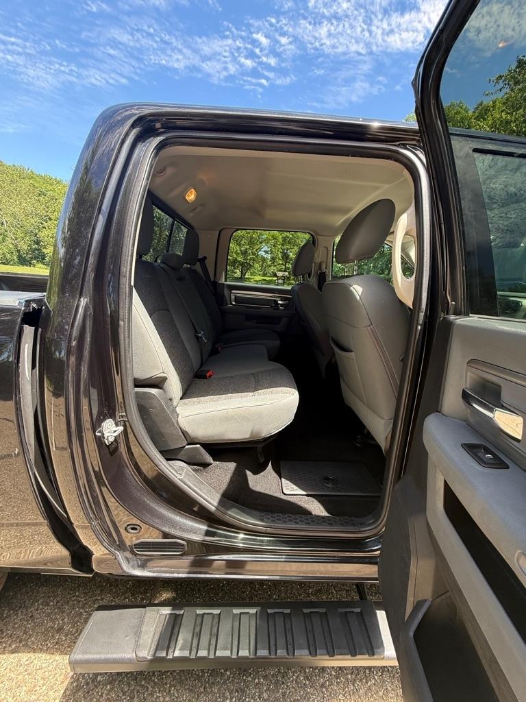RAM 1500 SLT Crew Cab SWB 4WD 2016