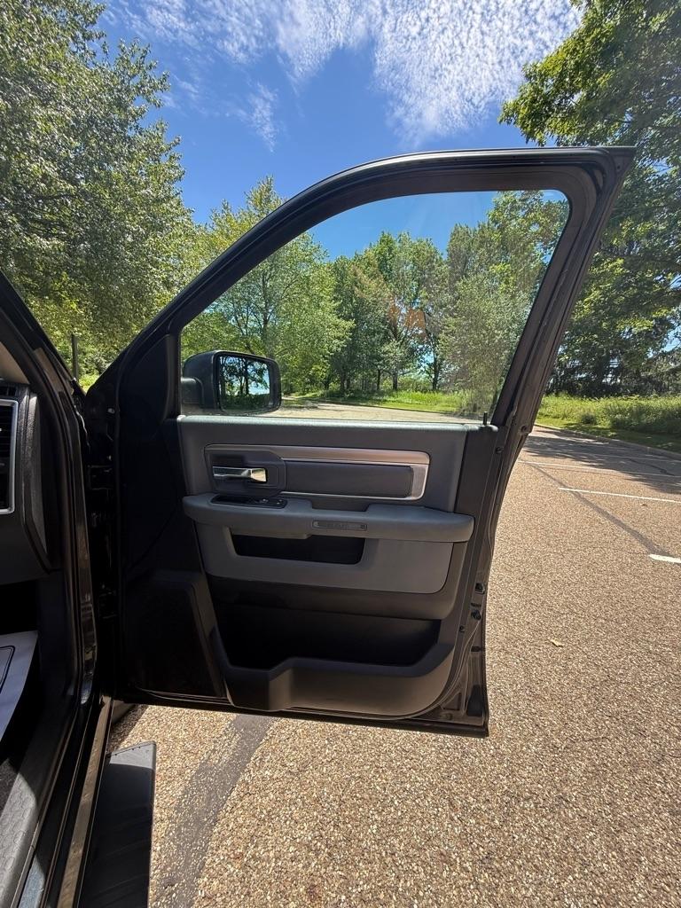 RAM 1500 SLT Crew Cab SWB 4WD 2016