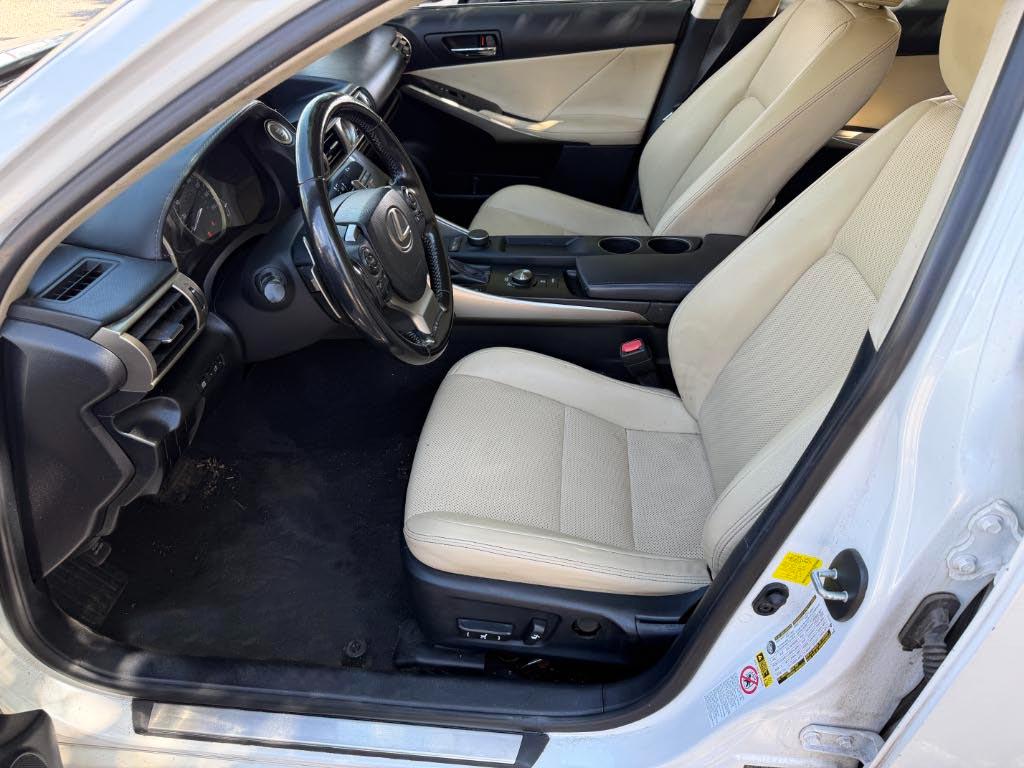 2016 Lexus IS 200t - Photo 10