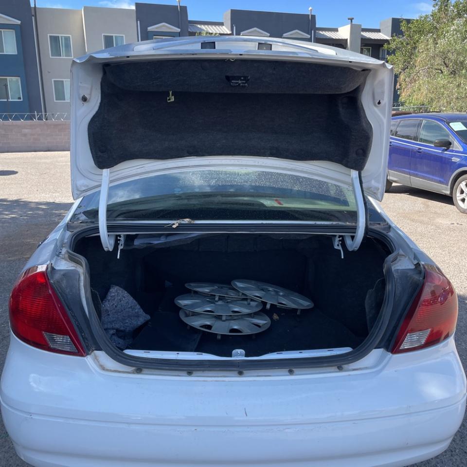 Ford Taurus LX Standard 2002