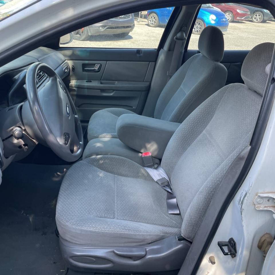 Ford Taurus LX Standard 2002