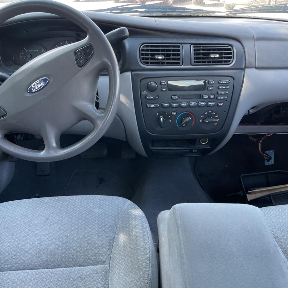 Ford Taurus LX Standard 2002