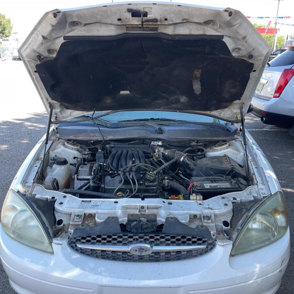 Ford Taurus LX Standard 2002
