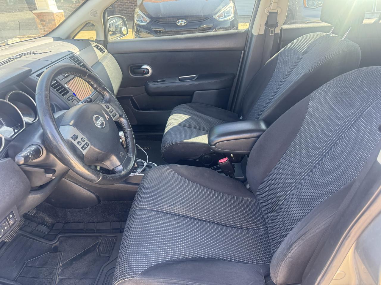 Nissan Versa 1.8 SL Hatchback 2012