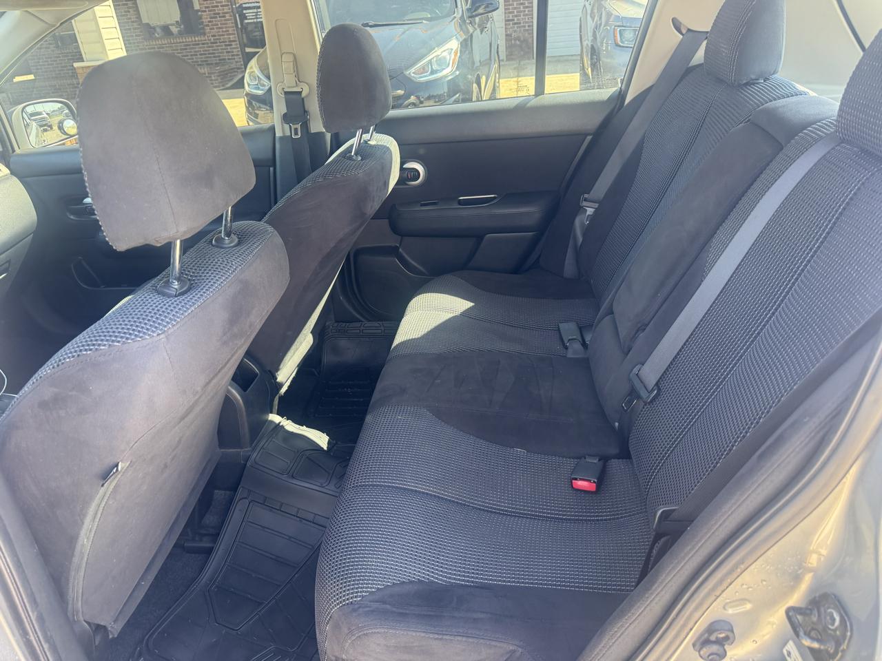 Nissan Versa 1.8 SL Hatchback 2012