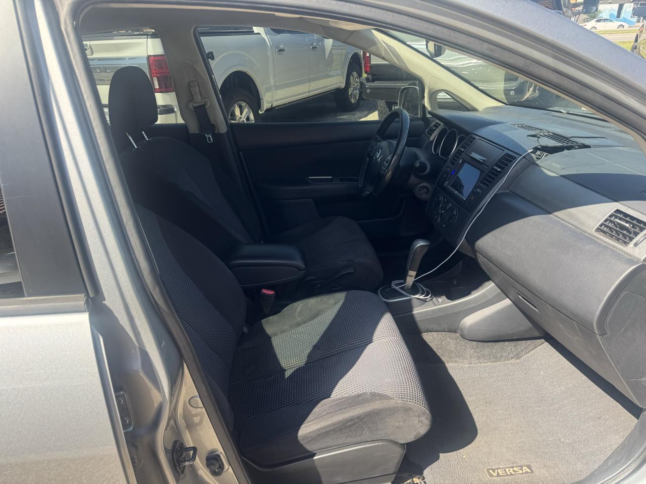 Nissan Versa 1.8 SL Hatchback 2012