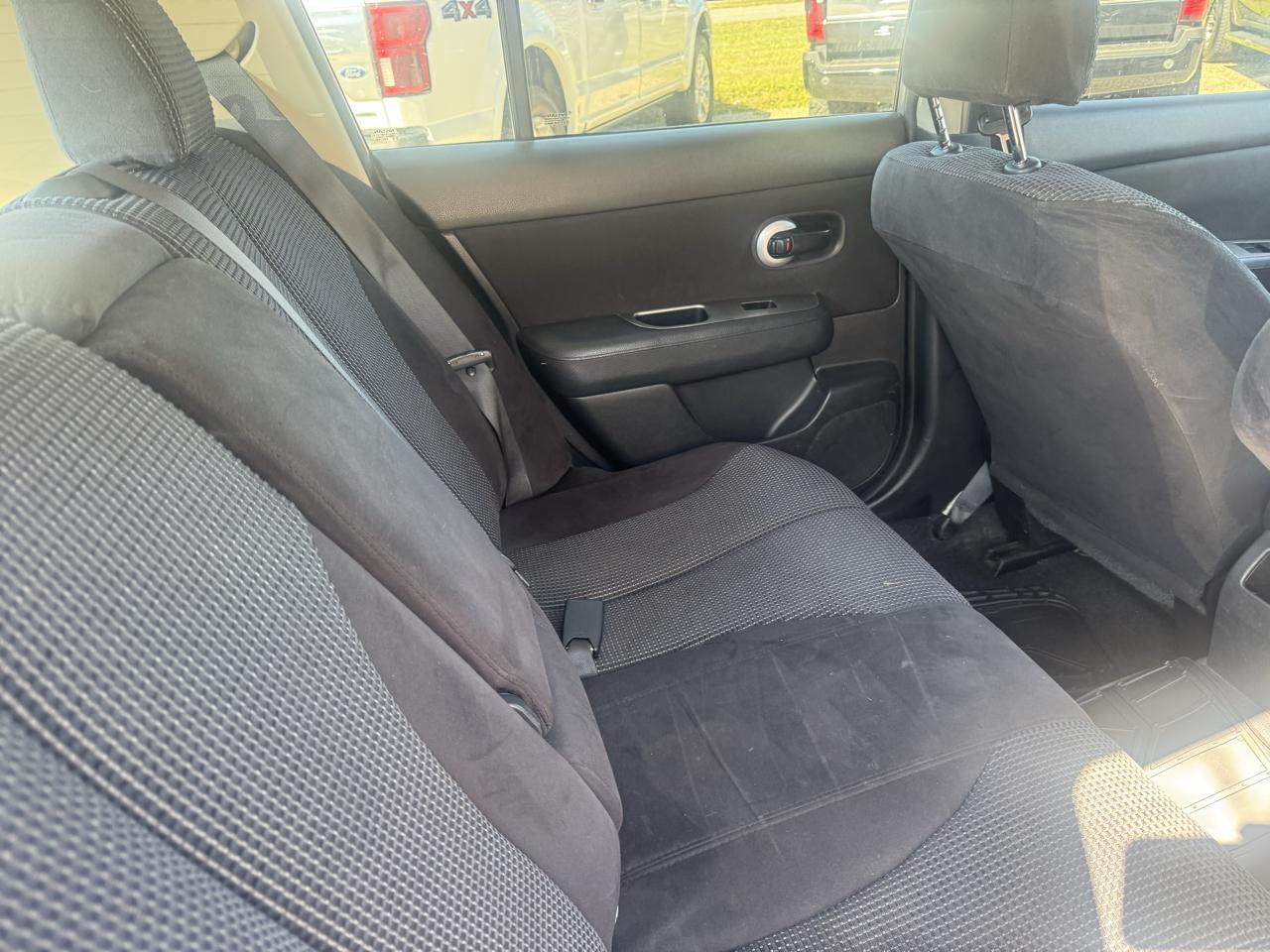 Nissan Versa 1.8 SL Hatchback 2012