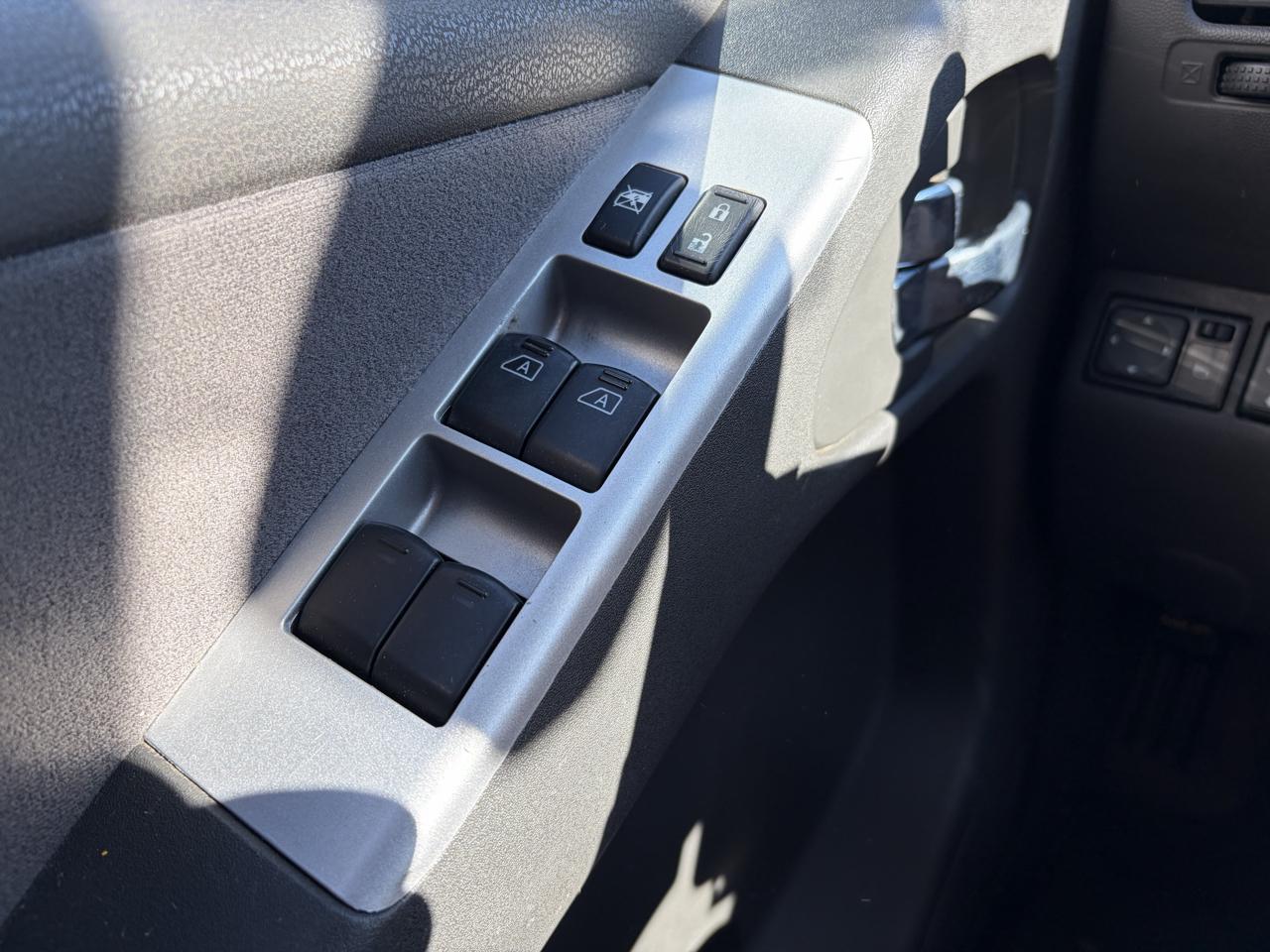 2012 Nissan Pathfinder LE - Photo 19