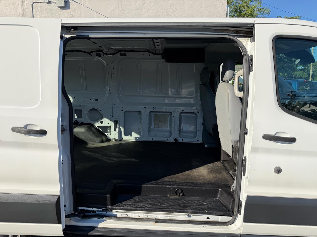 Ford Transit 150 Van Low Roof w/Sliding Pass. 130-in. WB 2015