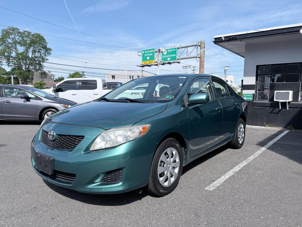 Toyota Corolla Base 5-Speed MT 2010
