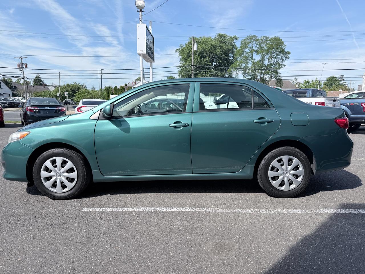 Toyota Corolla Base 5-Speed MT 2010
