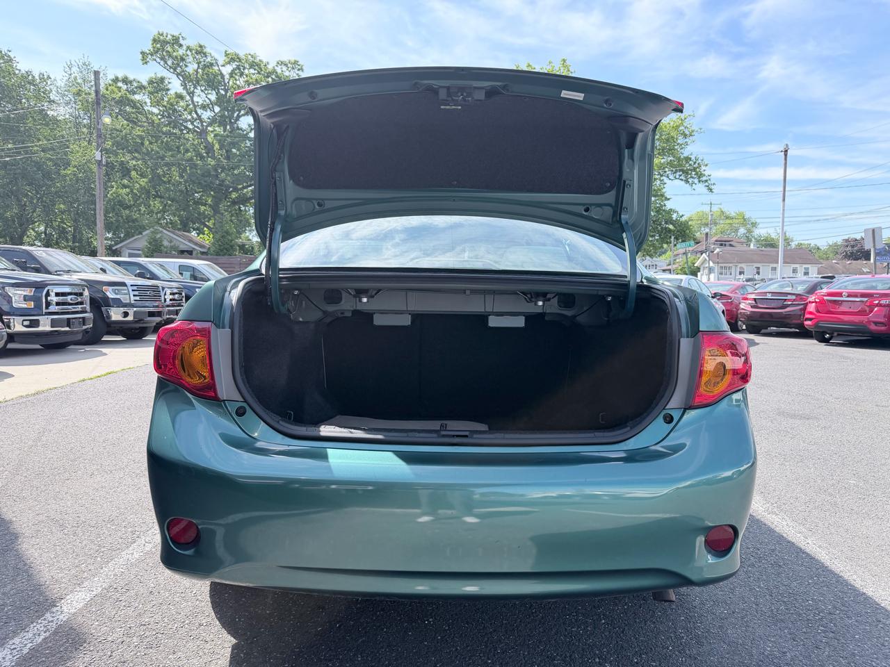 Toyota Corolla Base 5-Speed MT 2010