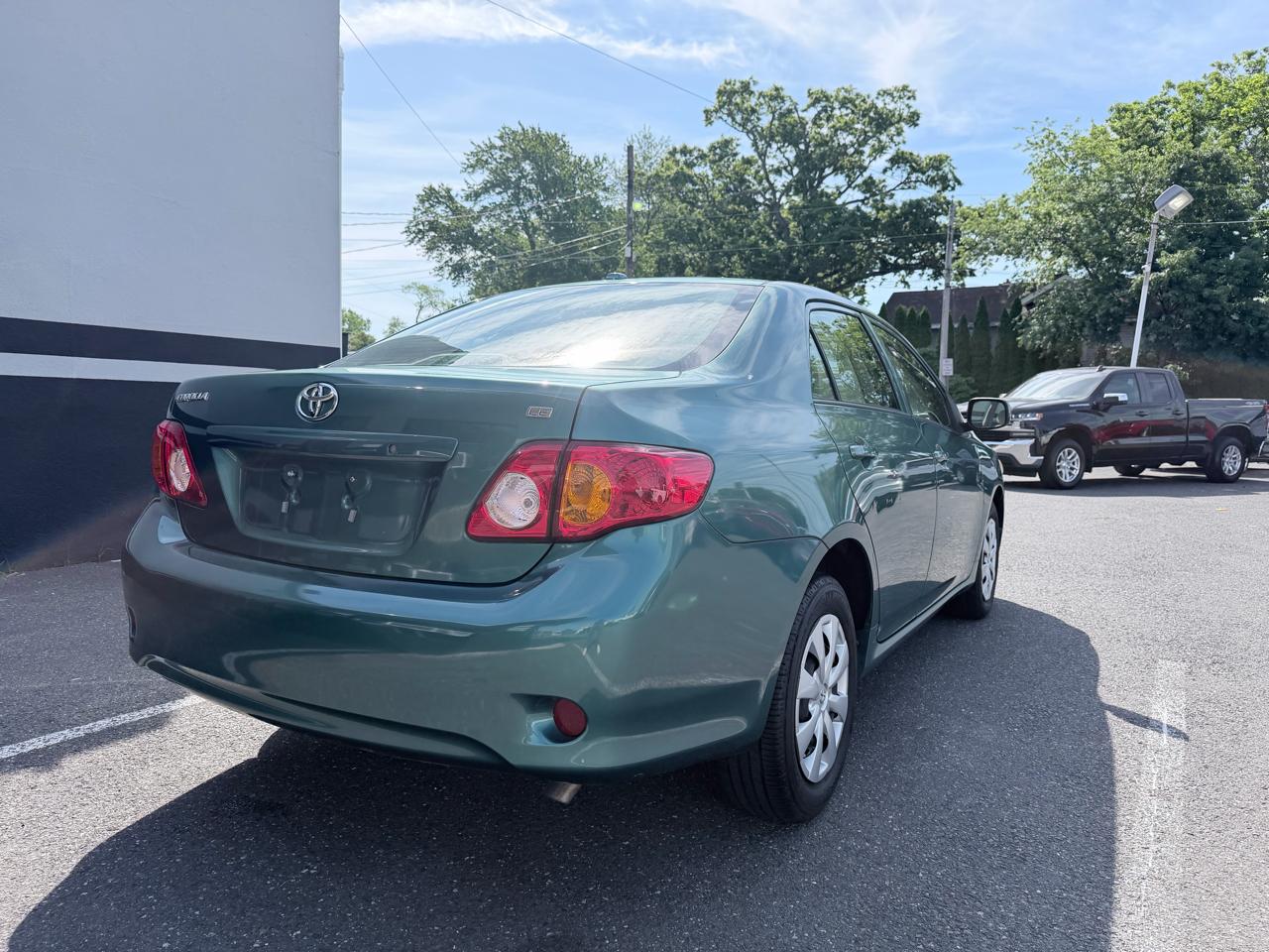 Toyota Corolla Base 5-Speed MT 2010