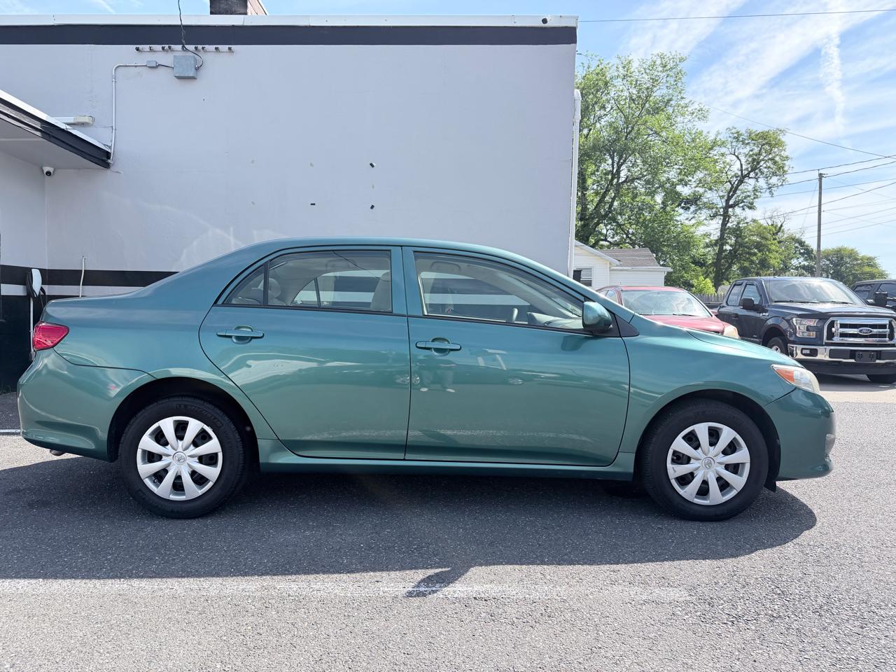 Toyota Corolla Base 5-Speed MT 2010