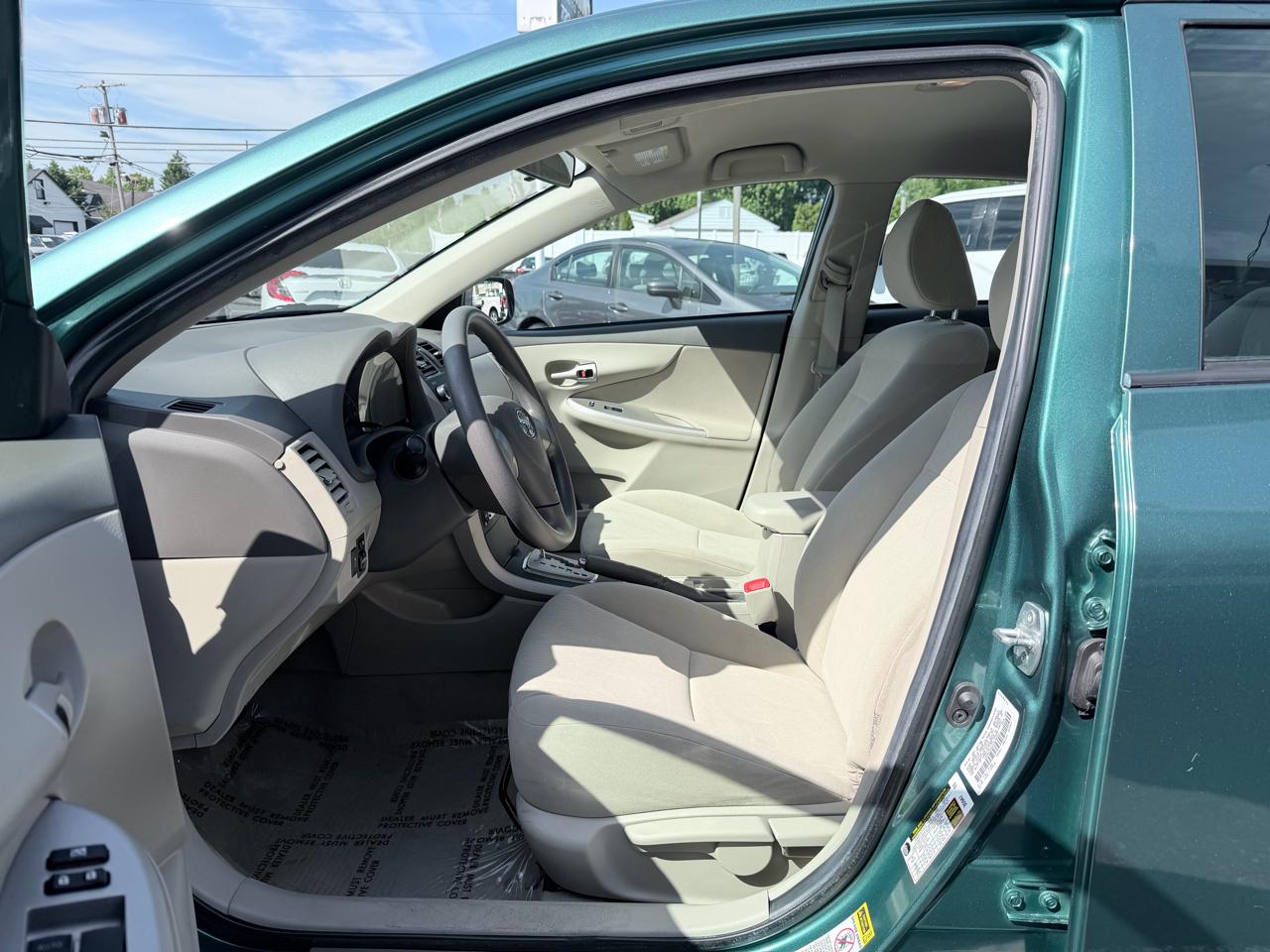 Toyota Corolla Base 5-Speed MT 2010