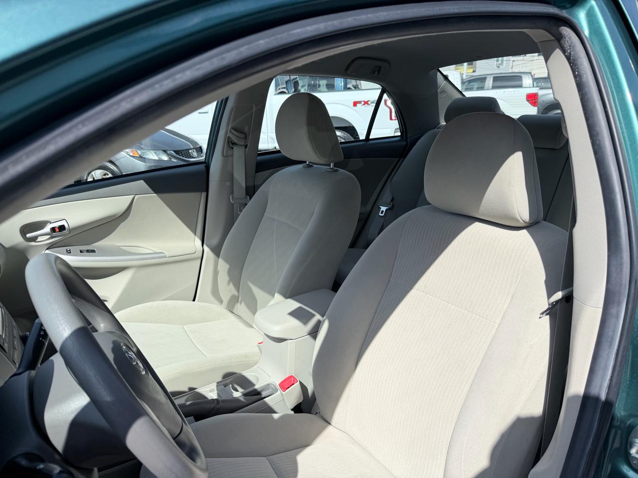 Toyota Corolla Base 5-Speed MT 2010