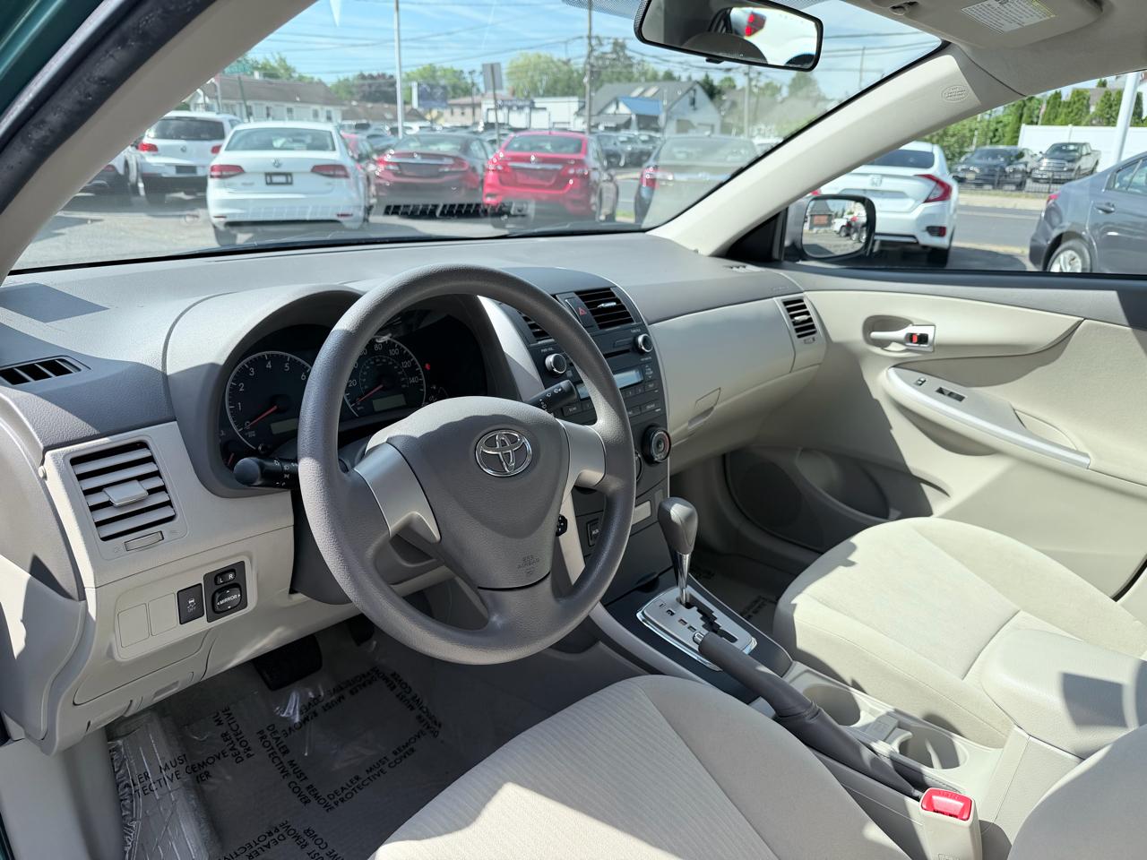 Toyota Corolla Base 5-Speed MT 2010