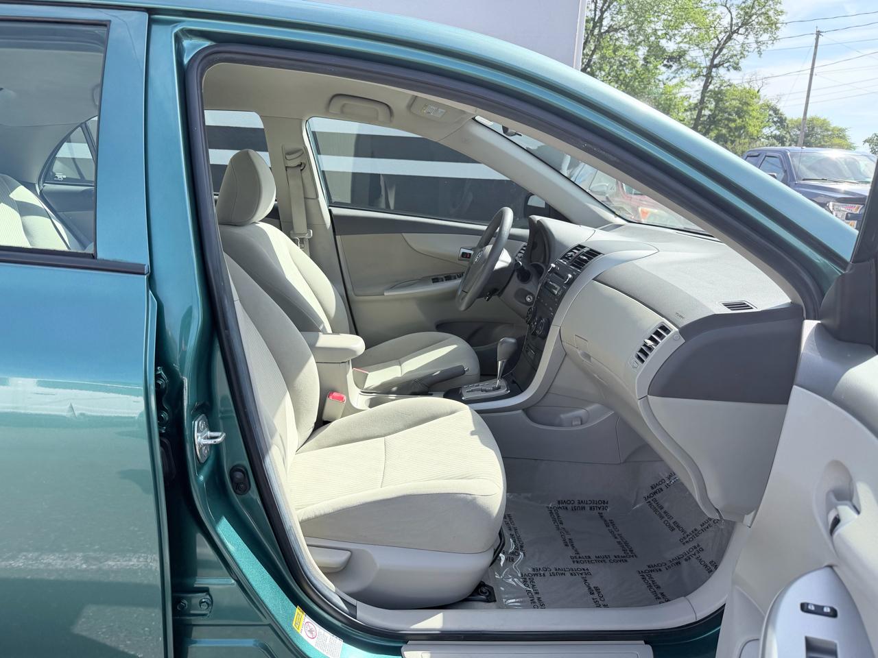 Toyota Corolla Base 5-Speed MT 2010